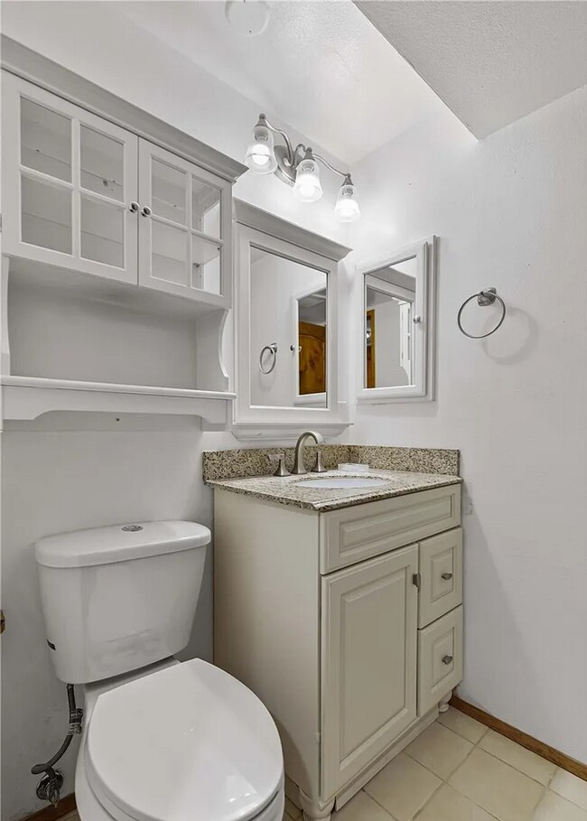 Building Photo - Oakbrook Country Club Condominium (2bedroom)! Apply Today