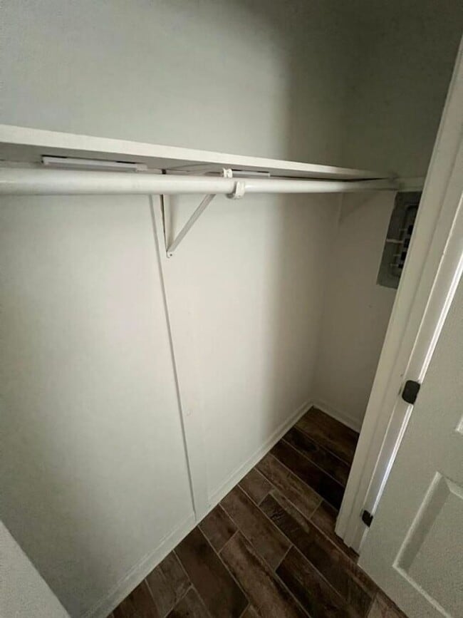 Building Photo - Charming 3BR Rental Featuring Granite Counters & Gas Range