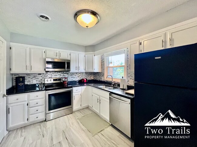 Building Photo - CHARMING UPSTAIRS CONDO IN HENDERSONVILLE