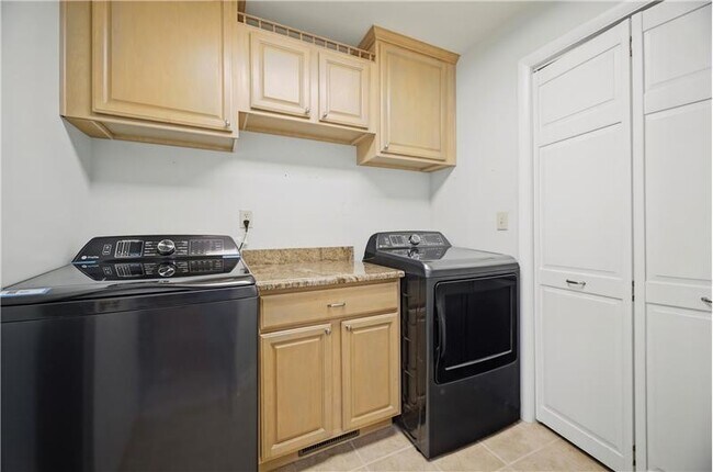 Building Photo - 1044 Commodore Dr
