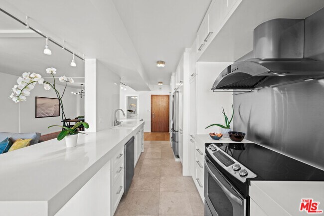 Building Photo - 838 N Doheny Dr