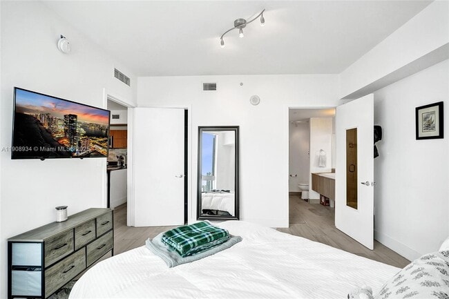 Building Photo - 350 S Miami Ave