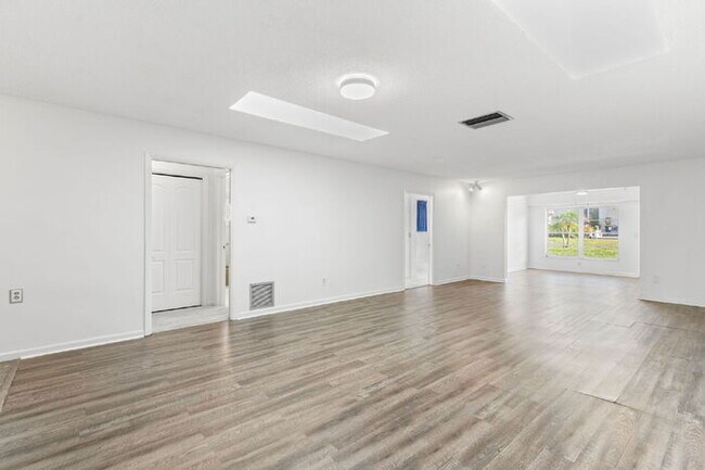 Building Photo - "Spacious 2-Bed, 2-Bath Condo Oasis in Prime Clearwater Location – 55+ COMMUNITY