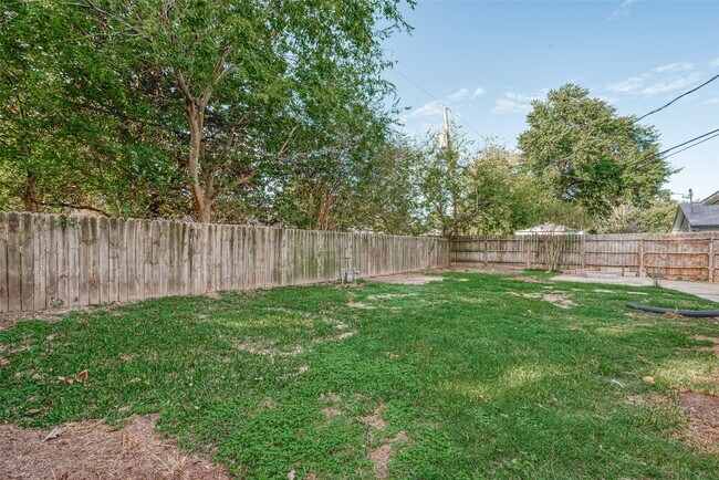 Building Photo - 4923 Poinciana Dr