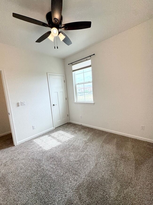 Building Photo - 3 Bed / 2.5 Bath Solar Home with Patio – Roseville – Available Now SEE VIDEO