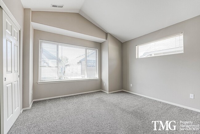 Building Photo - Gorgeous Two Bedroom Townhome in Hillsboro!