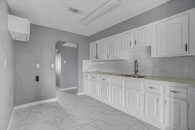 Building Photo - 14618 Flair Dr