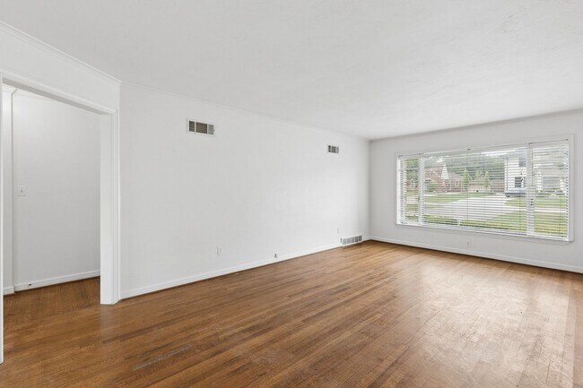 Building Photo - 1108 Larchmont Ln