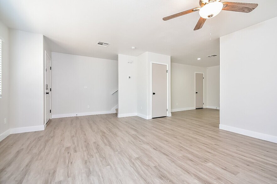 Building Photo - 5151 Souvenir Ln