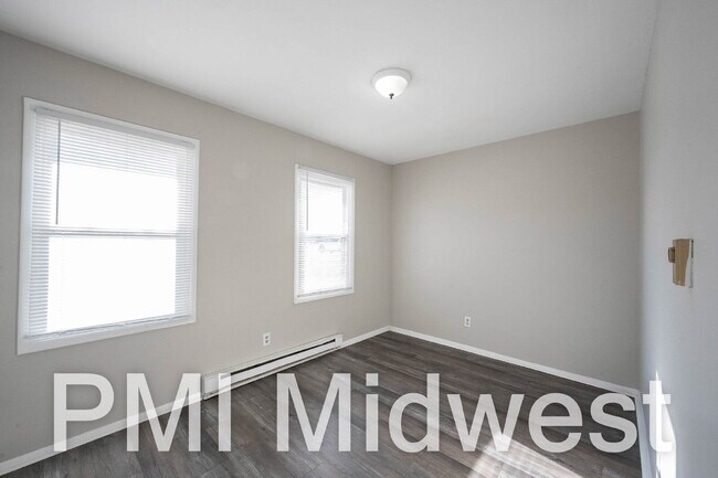 Building Photo - "Cozy 2-Bed Oasis in New Palestine with 800 Sq Ft of Comfort!"