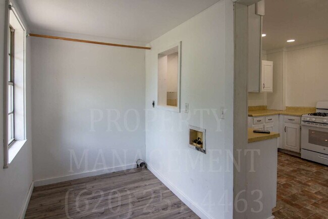 Building Photo - 929 E Myrtle St