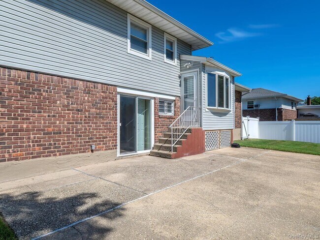 Building Photo - 7 Plainview Rd