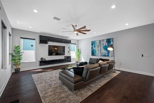 Building Photo - 902 W Plymouth St