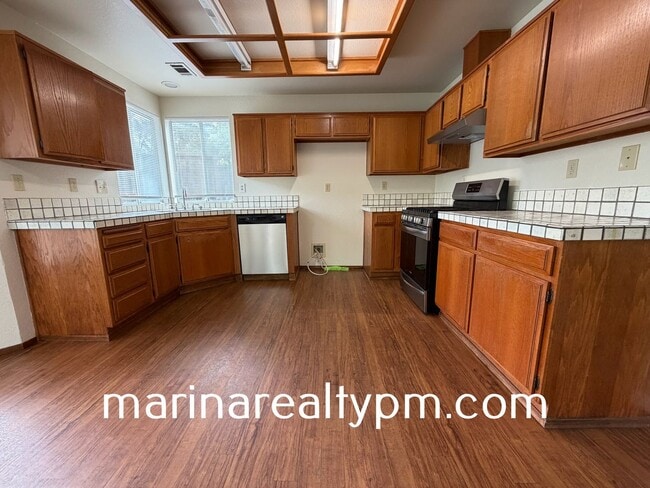 Building Photo - Glen Cove Beauty 3 bed 2.5  bath 2 Story home in established neighborhood