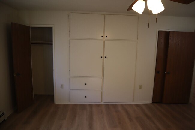 Building Photo - Livable, Lovable, & Avaiable!