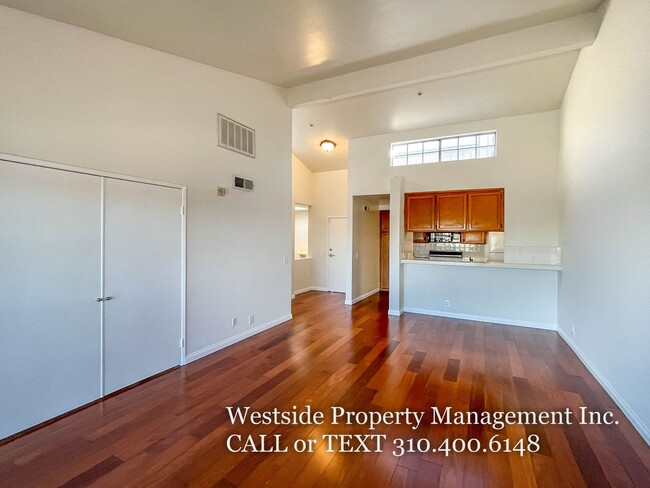 Building Photo - Mar Vista Upper 3Bd/2.5BA Multi-Level Condo