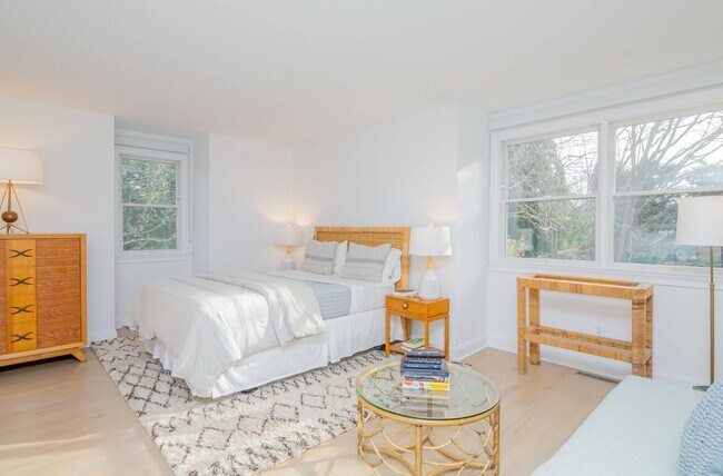 Building Photo - 15 S Hill St