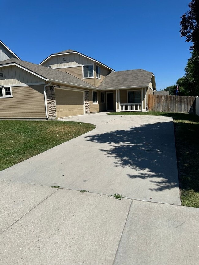 Building Photo - $1,995.00 / Ready Now this 4 bedroom home ...