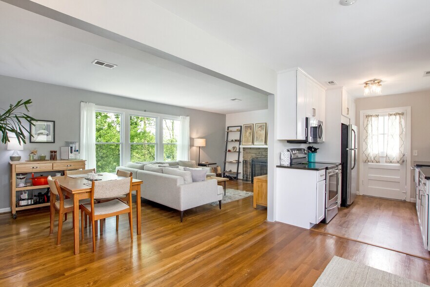 Building Photo - 2158 Brookview Dr