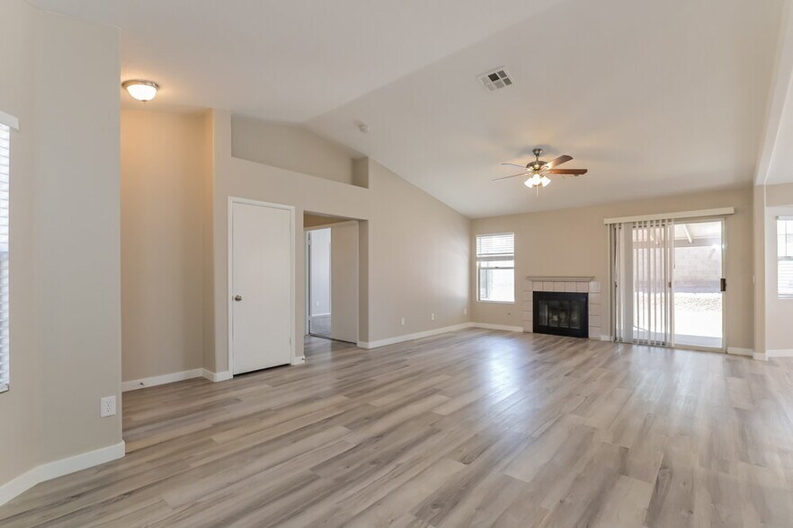 Building Photo - 909 Dodge St