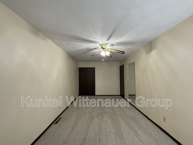 Building Photo - 102 Kingsway Dr
