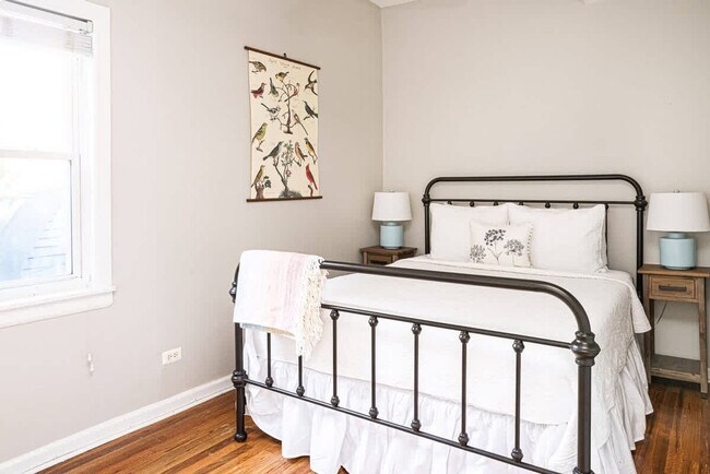 Building Photo - 628 W Schubert Ave