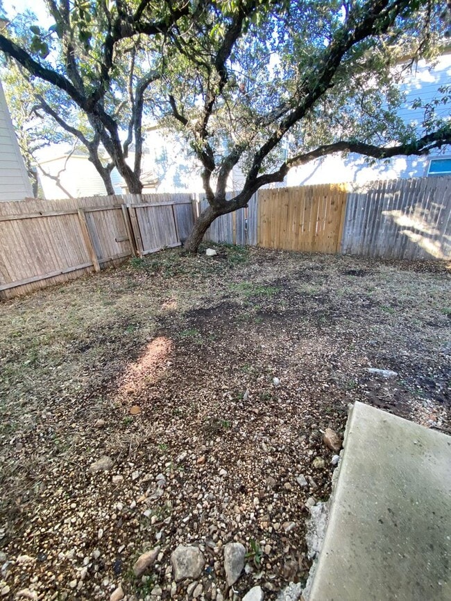 Building Photo - Beautiful 4 Bedroom