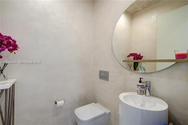 Building Photo - 18501 Collins Ave