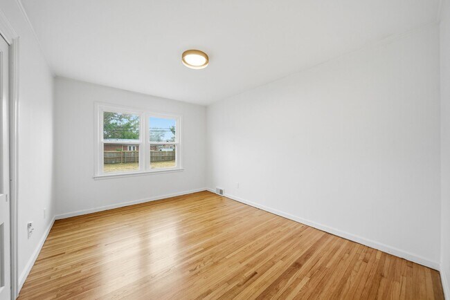 Building Photo - 1348 E 45th Pl