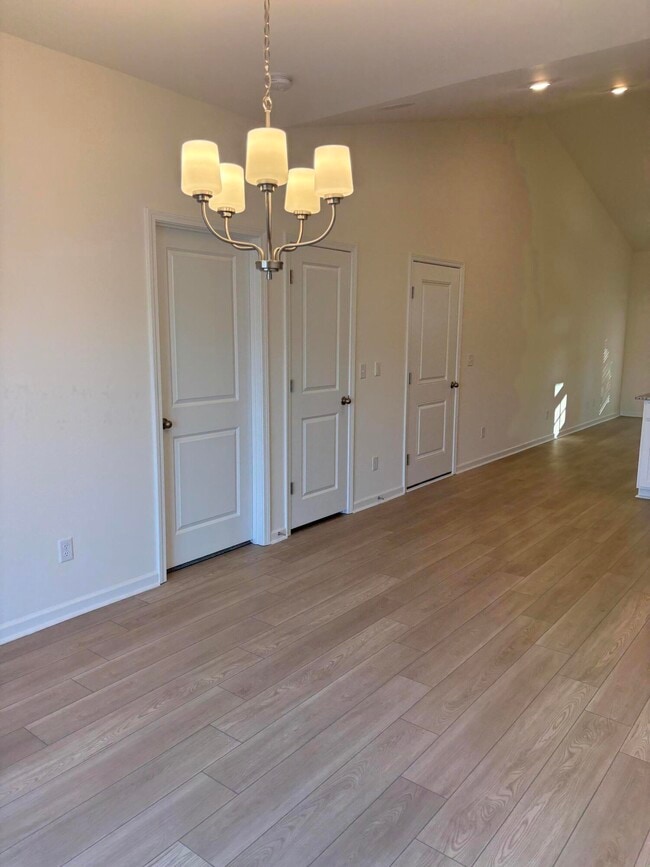 Building Photo - 370 Acorn St