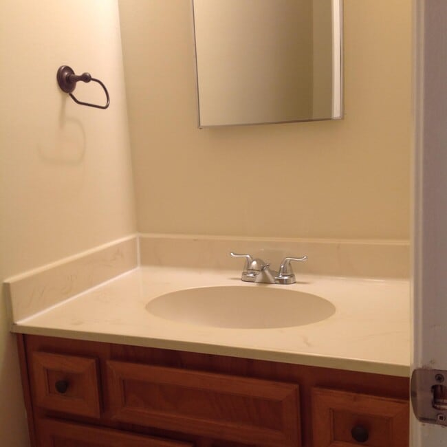 Building Photo - 132 Nebraska Ave NE