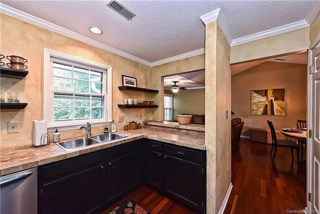 Building Photo - Charming 2BR Condo in Charlotte