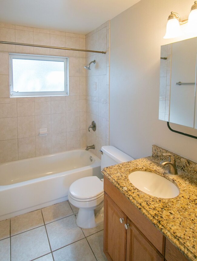 Building Photo - Fantastic 2 bedroom home all tile floors a...