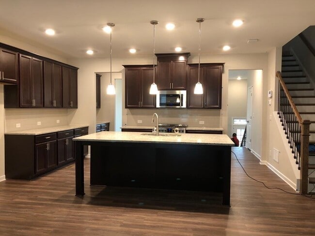 Building Photo - 3930 Redwood Dr