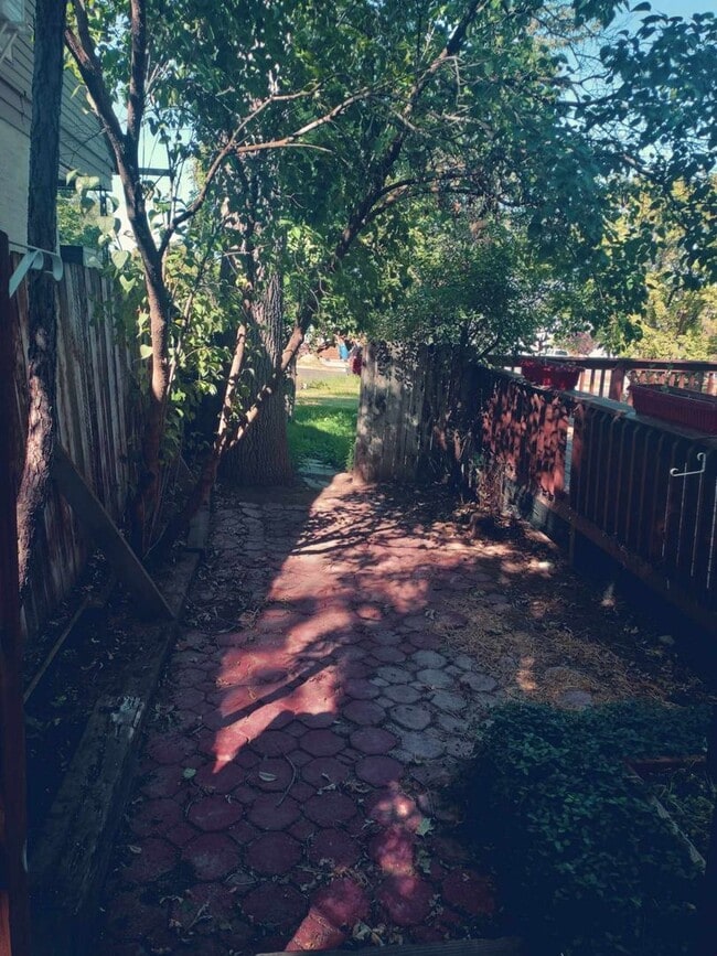 Building Photo - Charming 5 Bed, 2 bath home in the heart o...