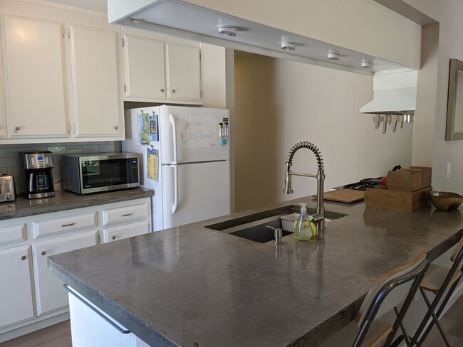 Building Photo - Cozy Carmel Valley Village House Fully Furnished