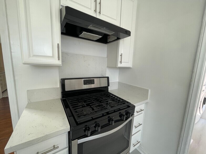 Building Photo - 1602 S Stanley Ave