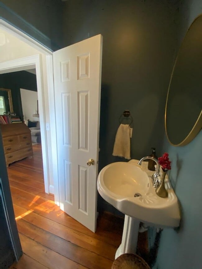 Building Photo - Beautiful historic 3BR/1.5BA Home in Downt...