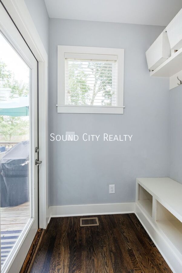 Building Photo - 606B Eastboro Dr