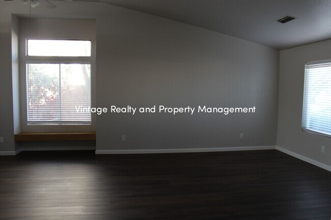 Building Photo - Recently Updated 3 Bedroom Home That Is Ready To Go!!!