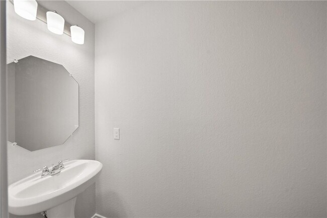 Building Photo - 515 16th St