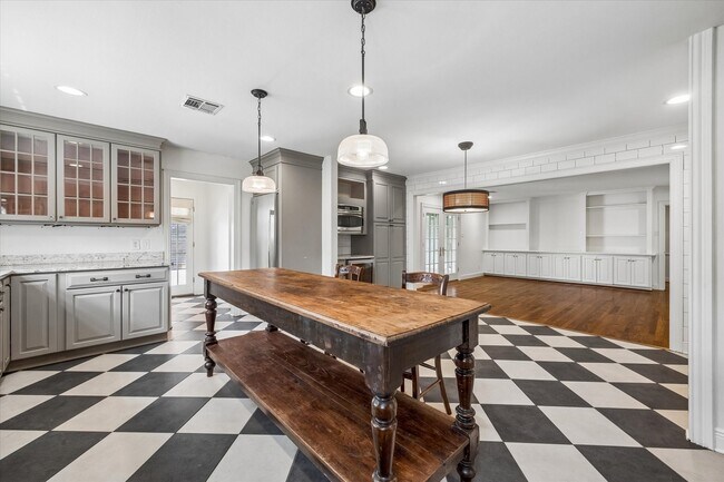 Building Photo - 5210 Meadow Lake Ln