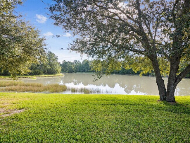 Building Photo - "Charming 3-Bed, 3-Bath Haven with 1810 Sq...