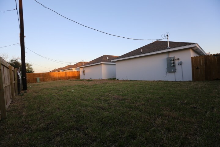 Building Photo - 1402 W Heritage Dr