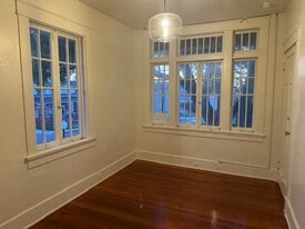 Building Photo - 906 Wilson Dr