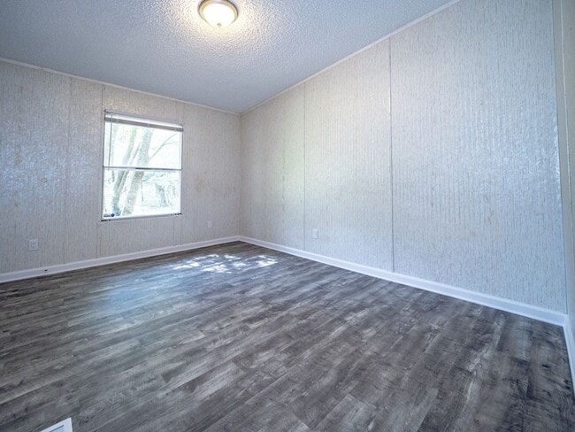 Building Photo - Explore our recently upgraded 3 bedroom 2 bath home