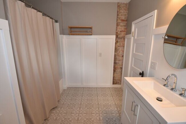 Building Photo - Central Mishawaka- close to Parks and Down...