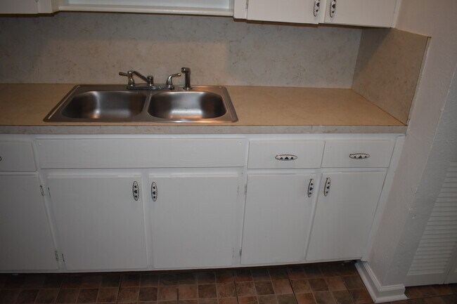 Building Photo - 2526 Red Robin Dr W