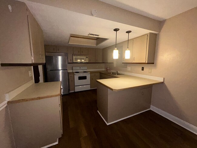 Building Photo - 400 Plumosa Ave