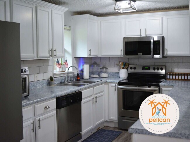 Building Photo - Beautiful home for rent on a spacious corner lot with a fantastic layout!